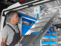 Insertion de l’échelle sur le porte-échelle