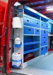 Intérieur de fourgon avec réservoir lave-mains, distributeur et porte-rouleau