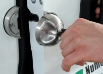 La porte ouverte avec la serrure Saturn Evo fixe sur la porte