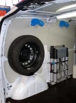Lato sinistro Opel Movano con pianale, pannellatura, copriruota, ganci e rotaia per cinghie