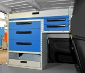 Le rayonnage sur le côté gauche du Proace City vu de la porte latérale