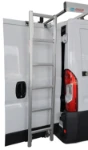 L’échelle pour monter sur le toit se fixe aux portes arrière