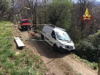 Les opérations de récupération du fourgon avec des cordes arrimées au porte-tout Syncro