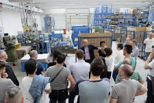Luca Comunello conduit une visite guidée à l’intérieur du siège de Via Portile