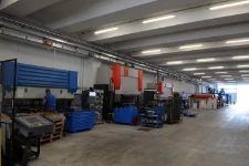 Machines plieuses et découpe laser dans l’usine Syncro