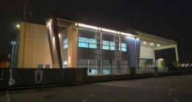 Magnifiques les nouveaux bureaux Syncro avec l’illumination nocturne!