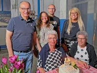 Maria Menon avec la belle-mère et les enfants Luca, avec Fabiola et Adamo, avec Federica 