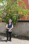 Maria Menon pose sous son arbre préféré , le grenadier
