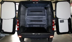 Rivestimento interno con pianale e pannellatura per NV250