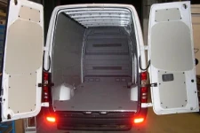 Rivestimento interno con pianale e pannellatura per NV250