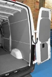 Rivestimento lato sinistro del Dacia Dokker con copriruota in alluminio mandorlato