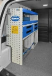 Meuble avec système arrimage valises tiroirs rayonnages sur Caddy