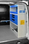 Module droit de l'aménagement Syncro Ultra dans le NV250, avec panneau porte-outils et bloc de tiroirs