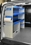 Module gauche de l'aménagement Syncro Ultra dans le NV250, avec panneau porte-outils et porte-rouleau