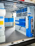Movano L2 H1, paroi de droite avec étagères, conteneurs transparents et porte-étau (2)