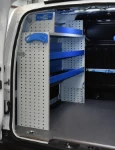 Nissan NV200 aménagé côté gauche avec rayonnages