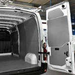 Rivestimento lato sinistro del Dacia Dokker con copriruota in alluminio mandorlato