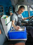 Organiseur Syncro fixé au siège passager et utilisé comme plan d’écriture dans la cabine