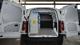 Allestimento officina mobile sul Dacia Dokker con morsa, portarotolo e tanica