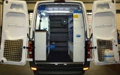 Allestimento officina mobile sul NV250 con morsa, portarotolo e tanica