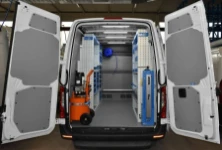 Allestimento officina mobile sul NV250 con morsa, portarotolo e tanica