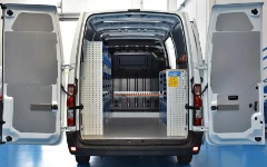 Allestimento officina mobile sul Dacia Dokker con morsa, portarotolo e tanica