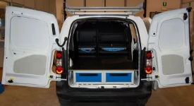 Allestimento officina mobile sul Dacia Dokker con morsa, portarotolo e tanica