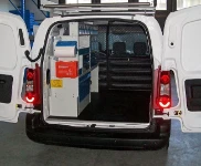 Allestimento officina mobile sul Dacia Dokker con morsa, portarotolo e tanica