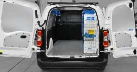 Allestimento lato destro con scaffali e rivestimenti per Doblò