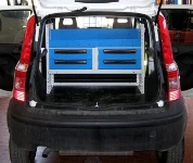Vista posteriore Allestimento Movano con rivestimenti, accesso e scaffalatura