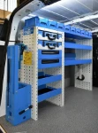 Scaffale con portamorsa, portarotolo e cassettiera sul lato sinistro del Dokker