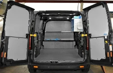 Allestimento officina mobile sul Dacia Dokker con morsa, portarotolo e tanica