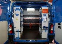 Vista posteriore Allestimento Movano con rivestimenti, accesso e scaffalatura