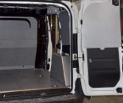 Plancher en bois spécial et habillage en tôle