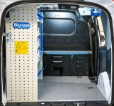 Plancher en contreplaqué marine résiné et rayonnage pour l'aménagement Courier