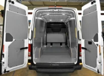 Plancher et revêtement paroi séparation cabine en bois marbré et revêtement en acier pour TGE