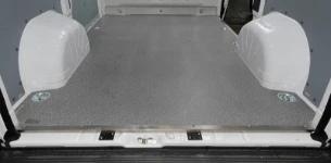 Plancher pour fourgon avec finition en contreplaqué marine résiné