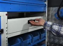 Porte avec charnières brevetées