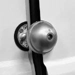 Porte du fourgon ouverte avec le cadenas de sécurité fixé dessus