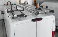 Porte-échelles et porte-tubes sur le toit de Jumper pour installateur antennes