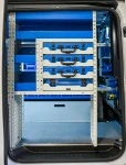 Porte latérale avec mallettes et tablettes de rayonnage dans le Fiat Scudo