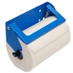 Porte-rouleau de papier avec rouleau blanc dans un fourgon aménagé