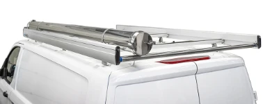 Porte-tubes et barres de toit sur le toit du Volkswagen Transporter