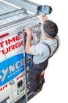 Porte-tubes et échelle arrière pour fourgon