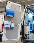 Portes arrière du fourgon avec distributeur, porte-rouleau enroulable et étau