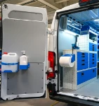 Poste de travail avec réservoir et distributeur lave-mains et porte-rouleau