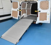 Rampe de chargement déployée dans l'espace de chargement du Transporter