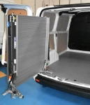 Rampe de chargement du Volkswagen Transporter pivotée sur le côté