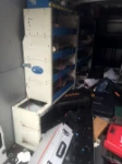 Rayonnage à l’intérieur du fourgon accidenté