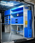 Rayonnage avec porte-étau, sangles, tiroirs métalliques et tablettes dans l'Opel Vivaro